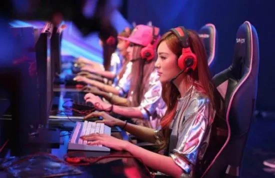  电竞少女崭露头角，精准预判助队翻盘  