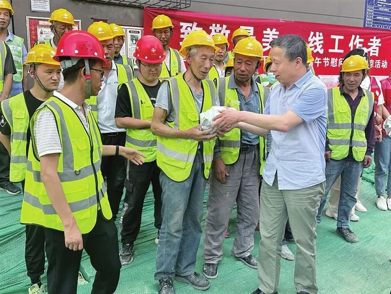  高温预警下的防护措施，组委会发放降温冰袖