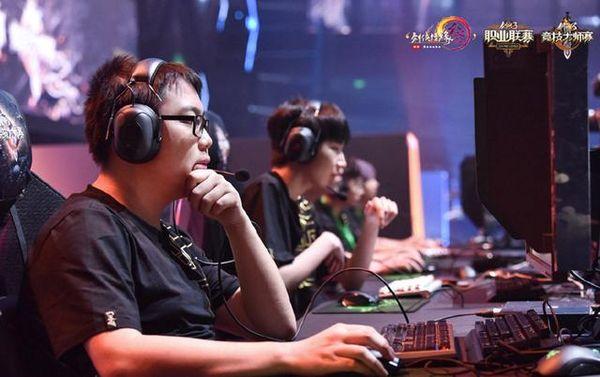  电竞豪门狭路相逢演绎巅峰之战