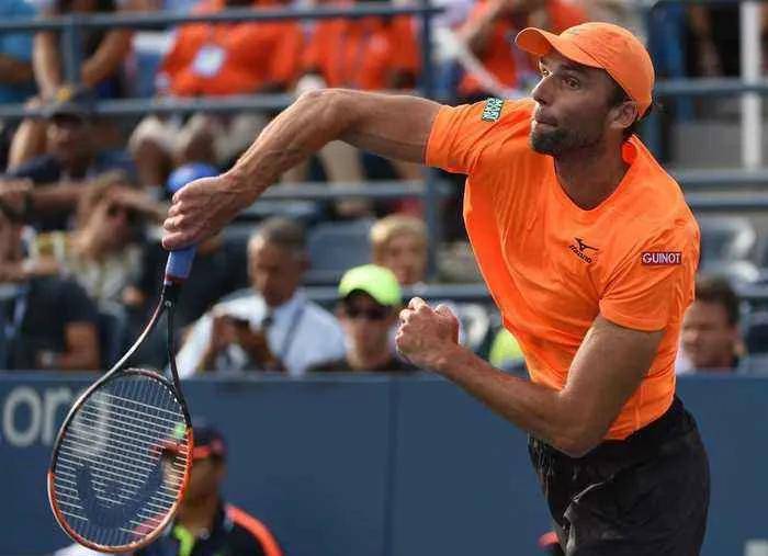  发球上网战术奏效，伊斯内尔轰出制胜ACE