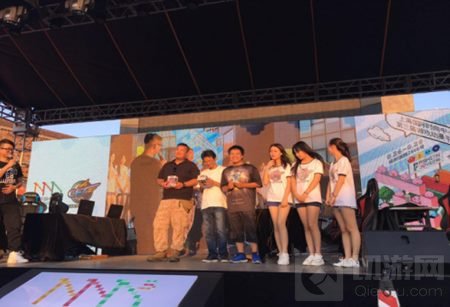  电竞解说激情澎湃点燃观赛热情