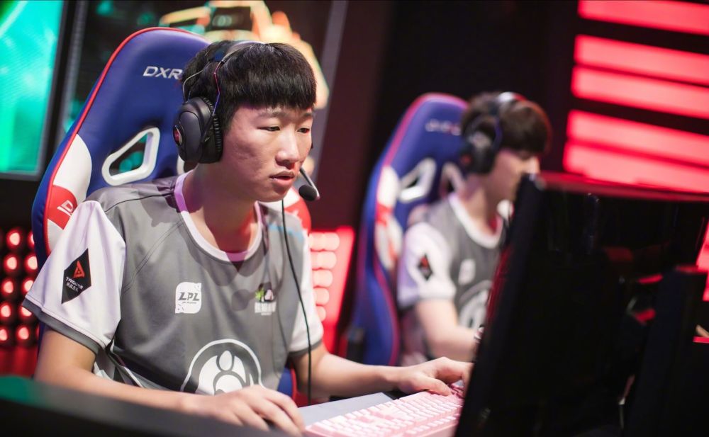  青年军异军突起称霸电竞赛场